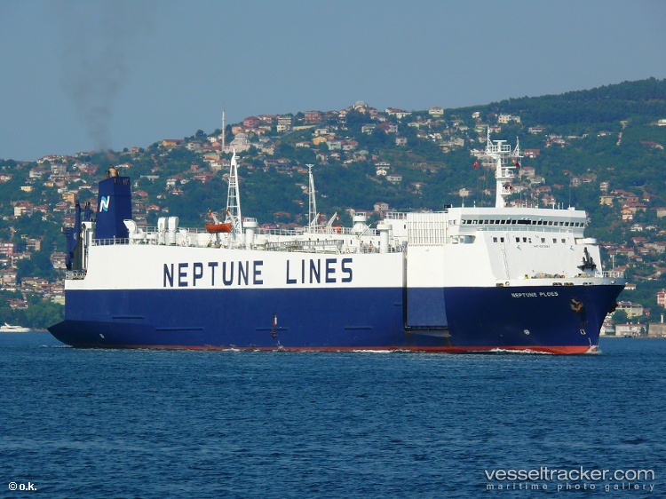 Indian-Navalwarship - Vehicles Carrier vessel