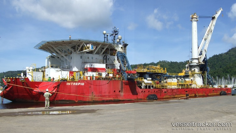 Ocean-Intrepid - Crane Ship
