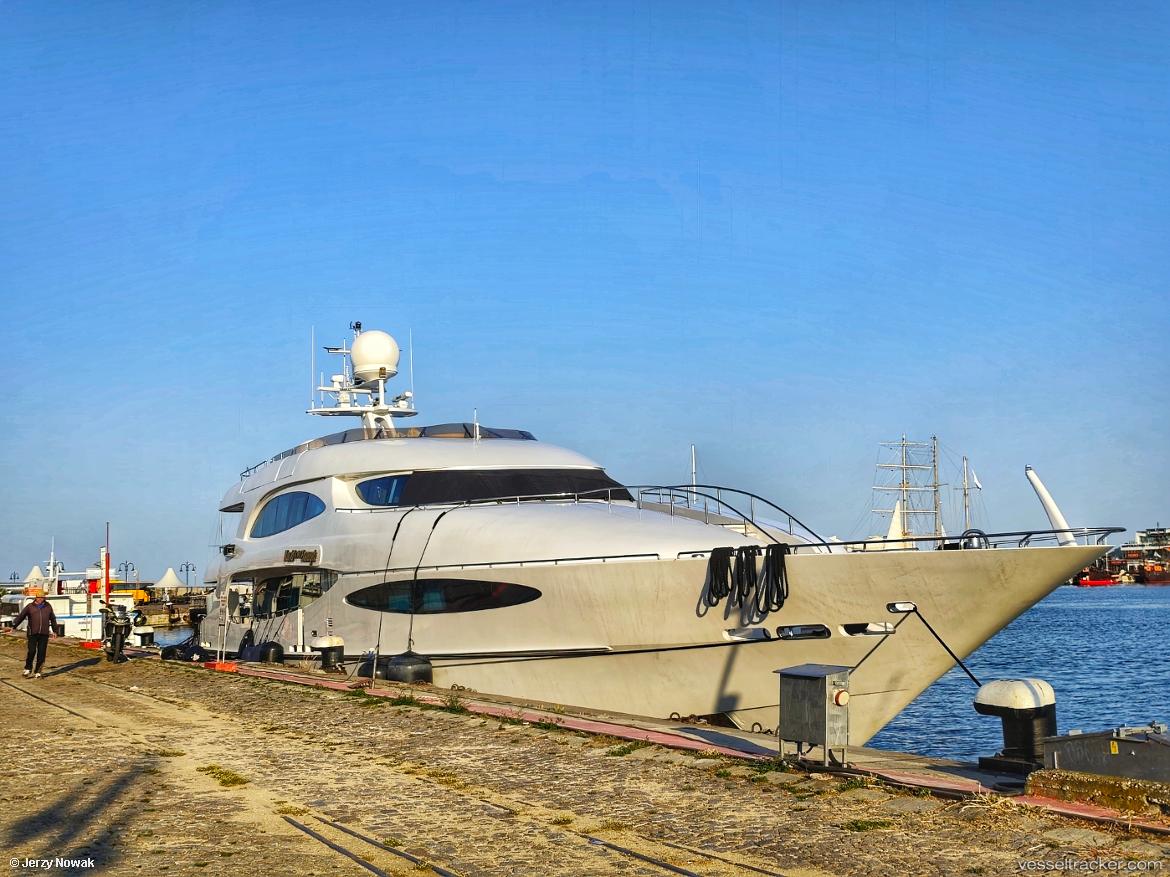 World-Is-Not-Enough - Service Ship vessel