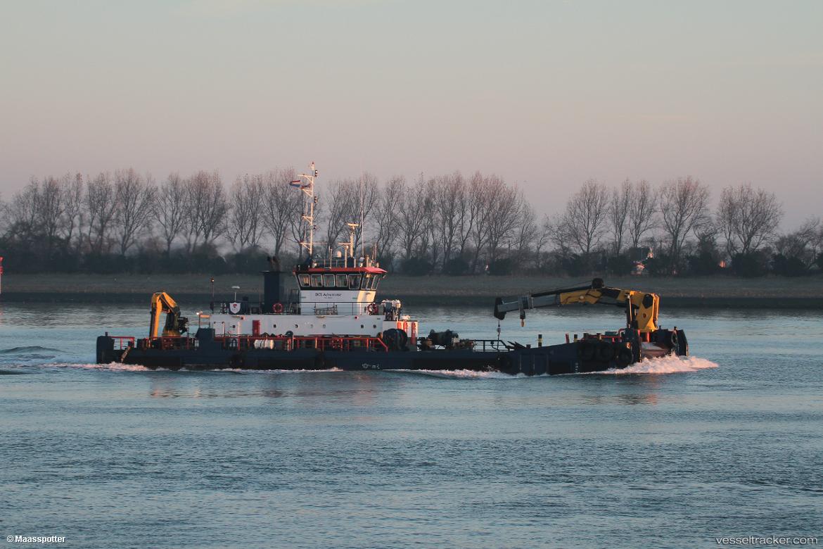 Q-adventurer - Utility Vessel vessel