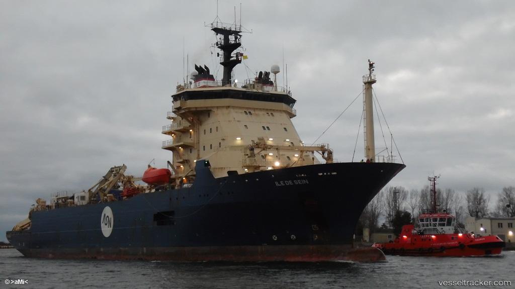 Ile-De-Sein - Cable Layer vessel