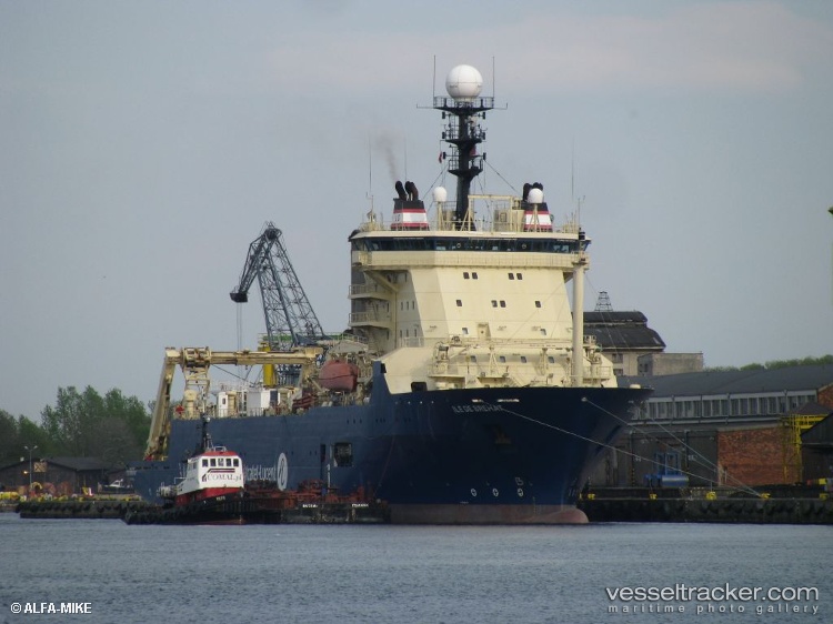 Ile-De-Brehat - Cable Layer vessel