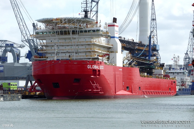 Huan-Qiu-1200 - Pipe Layer vessel