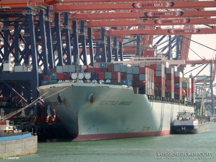 Seattle-Bridge - Container Ship vessel