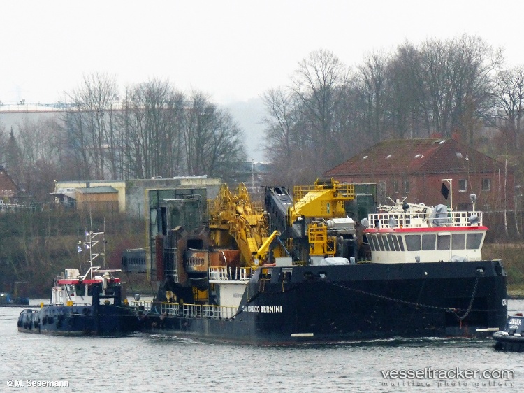 Gian-Lorenzo-Bernini - Dredger vessel