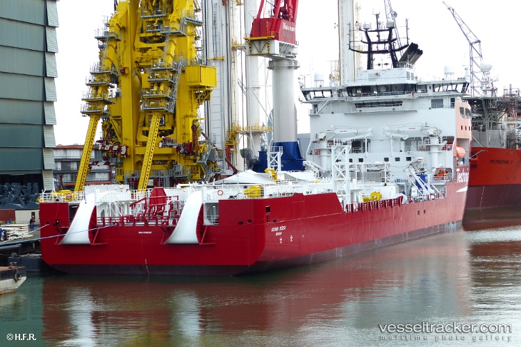 Skandi-Buzios - Pipe Layer vessel